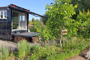 Tiny house avec terrasse dans jardin verdoyant