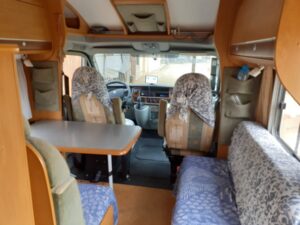 Intérieur de camping-car avec coin salon et cabine