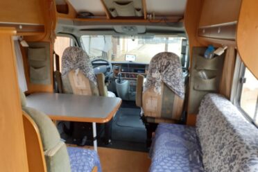 Intérieur de camping-car avec coin salon et cabine