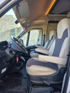 Intérieur cabine van avec sièges confortables