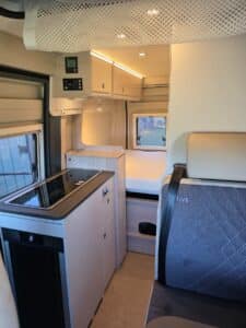 Intérieur de van aménagé avec cuisine compacte