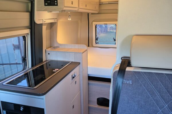 Intérieur de van aménagé avec cuisine compacte