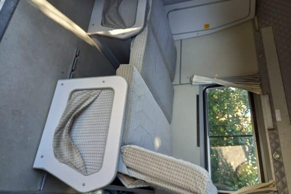 Intérieur de camping-car avec banquette et fenêtre