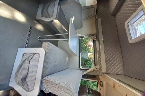 Intérieur de camping-car avec banquettes et table