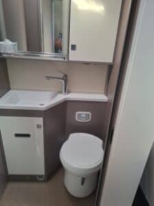 Petite salle de bain compacte avec lavabo et WC