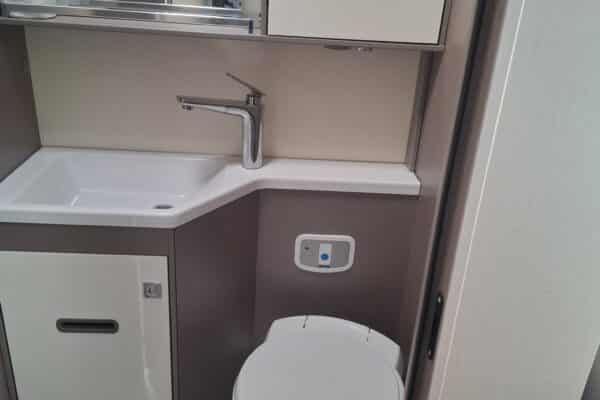 Petite salle de bain compacte avec lavabo et WC
