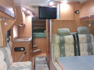 Intérieur de camping-car avec coin salon et kitchenette