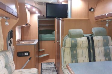Intérieur de camping-car avec coin salon et kitchenette