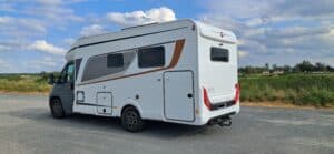 Camping-car blanc stationné en pleine campagne