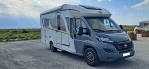Camping-car stationné près des dunes côtières