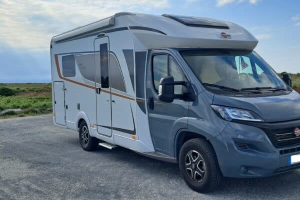 Camping-car stationné près des dunes côtières