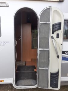 Porte ouverte d’un camping-car moderne