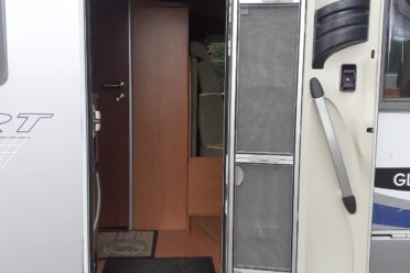 Porte ouverte d’un camping-car moderne