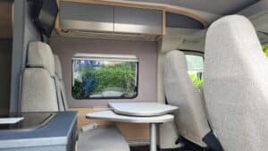 Intérieur de camping-car avec table et sièges