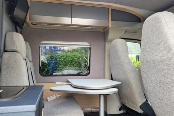 Intérieur de camping-car avec table et sièges
