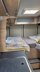 Intérieur de camping-car avec deux lits simples