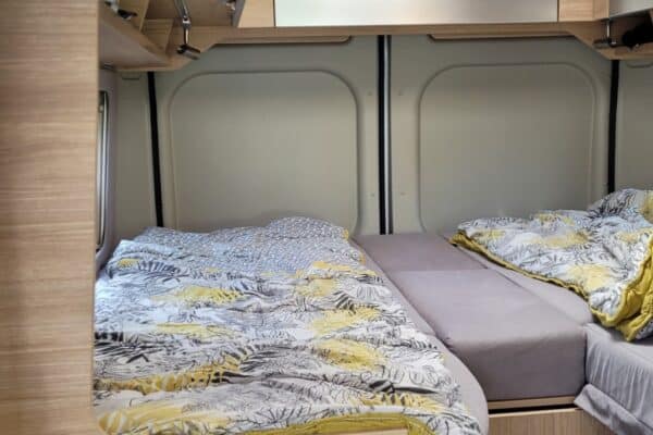 Intérieur de camping-car avec deux lits simples