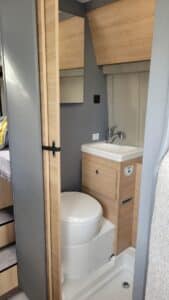 Petite salle de bain de camping-car moderne