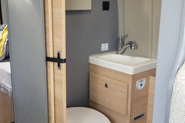 Petite salle de bain de camping-car moderne