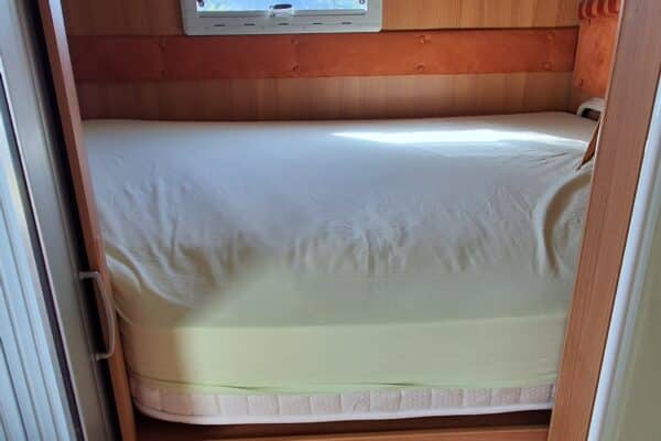 Chambre de camping-car avec lit et rangements