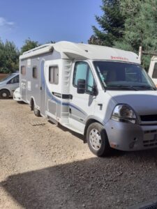 Camping-car Dethleffs stationné sur terrain gravillonné