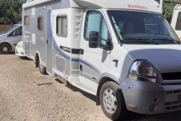 Camping-car Dethleffs stationné sur terrain gravillonné