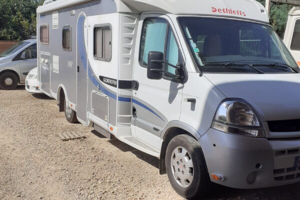 Camping-car Dethleffs stationné sur terrain gravillonné
