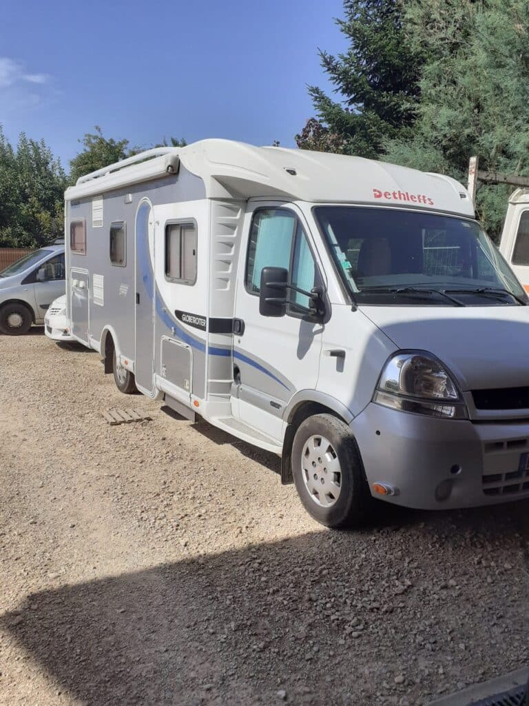 Camping-car Dethleffs stationné sur terrain gravillonné