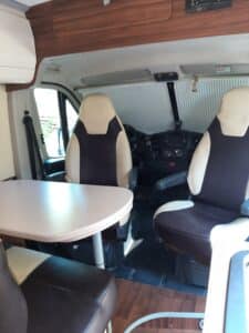 Intérieur de camping-car avec sièges pivotants et table