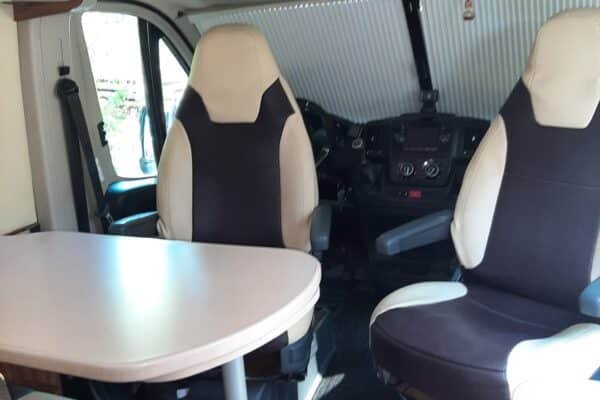 Intérieur de camping-car avec sièges pivotants et table