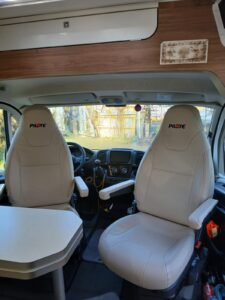 Intérieur camping-car avec sièges avant blancs pivotants