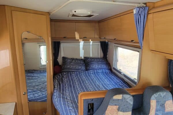 Intérieur de camping-car avec lit et rangements
