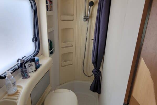 Petite salle de bain avec douche et WC