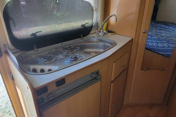Cuisine compacte de camping-car avec évier et gazinière