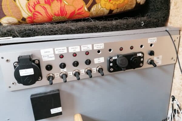 Panneau électrique avec interrupteurs et prises 12V