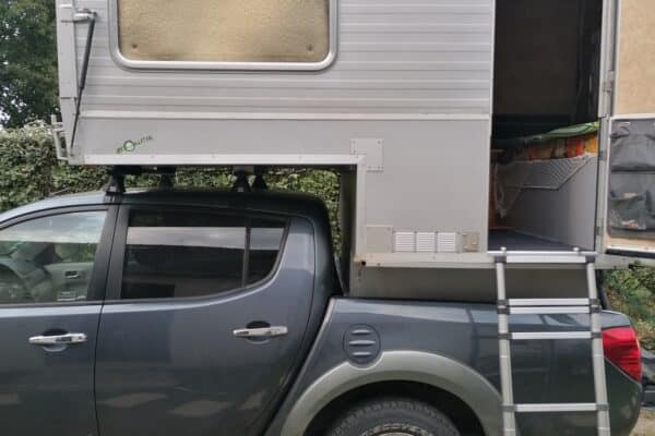 Cellule camping-car sur pick-up avec échelle