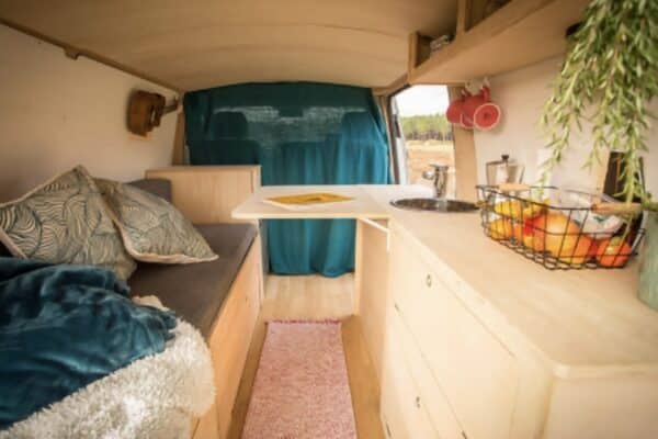 Intérieur aménagé d’un van avec kitchenette cosy