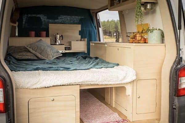 Intérieur aménagé de van avec lit et rangements