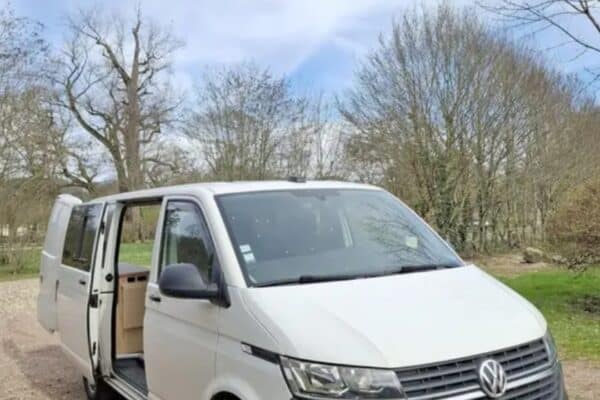 Van Volkswagen gris stationné avec porte latérale ouverte