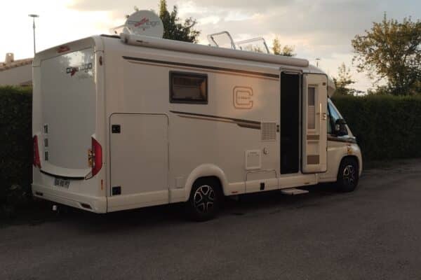 Camping-car stationné au coucher du soleil