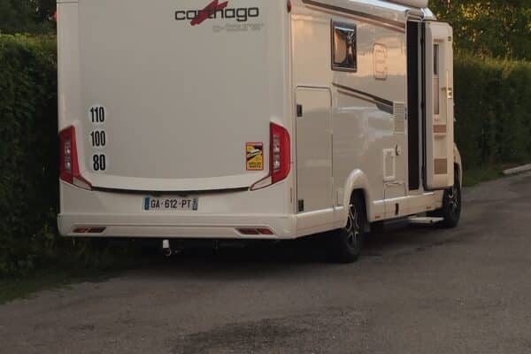Camping-car Carthago stationné au bord d’une route