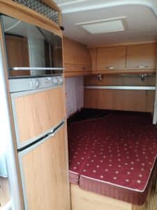 Intérieur de caravane avec lit et kitchenette