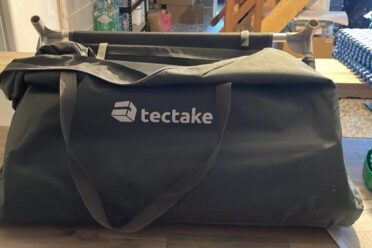 Sac noir tectake sur table en bois