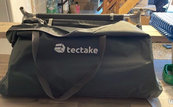 Sac noir tectake sur table en bois
