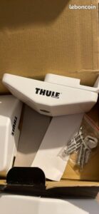 Accessoires Thule blancs dans une boîte en carton