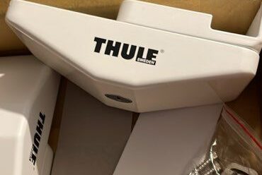 Accessoires Thule blancs dans une boîte en carton