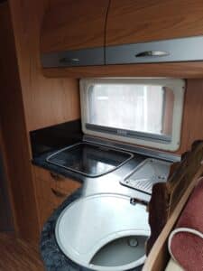 Cuisine compacte de camping-car en bois
