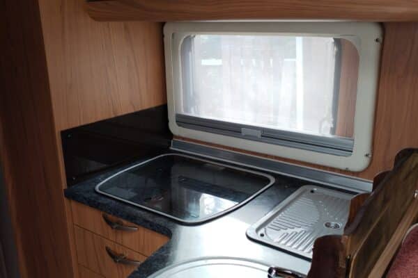 Cuisine compacte de camping-car en bois