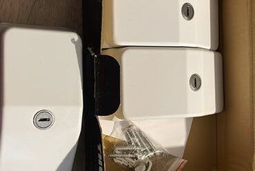 Distributeurs muraux blancs avec clés et vis