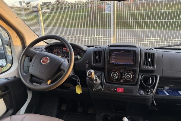 Intérieur d’un utilitaire Fiat, poste de conduite